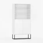 Reol med både åpne hyller og skjulte skap.