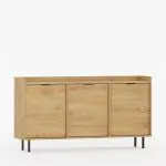 Elegant skjenk med tre dører og slanke ben.