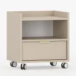 Skap med hjul SIGI i kasjmirfarge med åpen hylle og skuff.