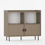 Skjenk SIGI med to åpne rom og to dører – lattefarget med svarte håndtak og ben i svart metall.