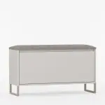 Moderne skobenk med dør og polstret sitteplass.