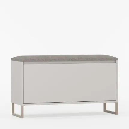 Moderne skobenk med dør og polstret sitteplass.