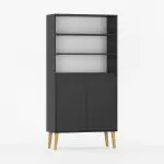 Reol med tre hyller og to dører.