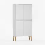 Høyskap med dører og slanke treben.