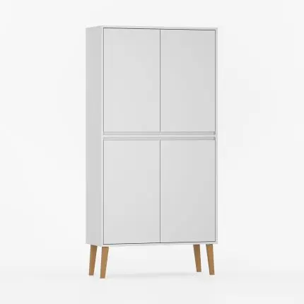 Høyskap med dører og slanke treben.