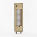 Høy og slank reol med to lukkede rom og tre åpne hyller.