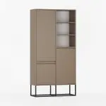 Garderobeskap med både lukkede dører og åpne hyller.