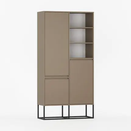 Garderobeskap med både lukkede dører og åpne hyller.