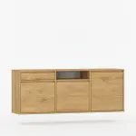 Vegghengt skjenk UBBE i eiketre med tre dører, én skuff og åpen hylle – rolig og funksjonell oppbevaringsløsning.