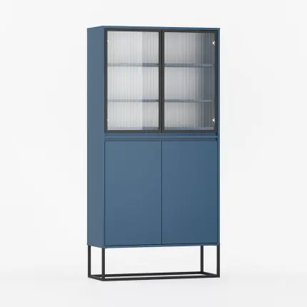Stilrent vitrineskap med glassdører og dører.