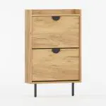 Skoskap SIGI i trelook med to dører og svarte håndtak på svarte ben.