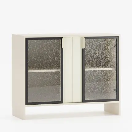 Lav skjenk med to glassdører og midtplassert håndtak i lys beige – LAYERS-kolleksjonen.