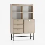 Moderne skjenk i cappuccino med skuffer, skap og åpne hyller.