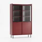 Vitrineskap med glassdører og romslig oppbevaring