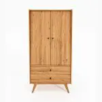 RETRO garderobeskap i oljet tre med to dører og to skuffer – med skråstilte ben og harmonisk form.