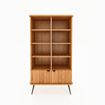 Reol KULA i oljet eiketre med åtte åpne hyller og to nederste dører med riflet front – stående på slanke svarte ben.