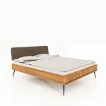 Seng KULA i massivt eiketre med riflet finish og mørk polstret gavl.