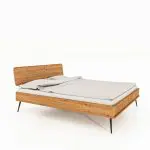 Seng i massivt tre, med riflede detaljer.