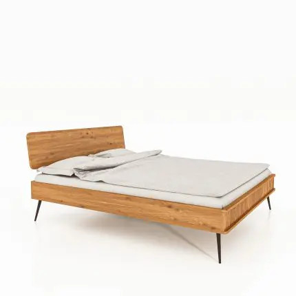 Seng i massivt tre, med riflede detaljer.