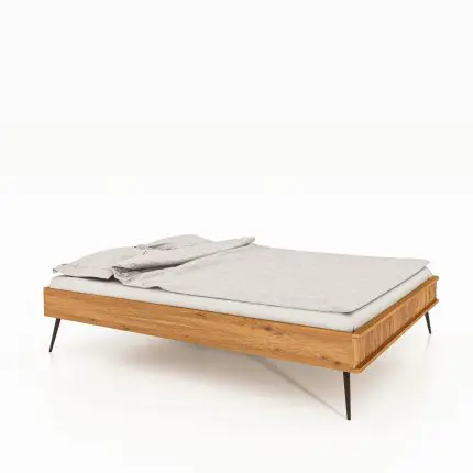 Sengeramme KULA i massivt oljet tre uten hodegavl, med riflede detaljer og svarte metalben.