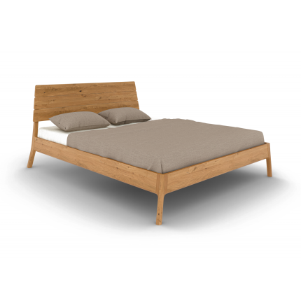 Seng Twig i oljet tre med skrått sengegavl, lav ramme og synlige trestrukturer. Stilrent og naturlig design.