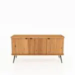 Skjenk KULA i oljet tre med tre riflede dører og svarte håndtak – stående på slanke svarte metalben, 144 cm bred.