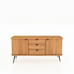 Skjenk KULA 144 cm bred med tre skuffer og to riflede dører i oljet tre – stående på svarte metalben.