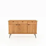 Skjenk med tre riflede dører og tre skuffer.