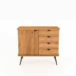 Skjenk KULA i oljet tre med fire skuffer på høyre side og én riflet dør til venstre – stående på svarte metalben.