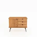 Skjenk KULA i naturtre med én riflet dør til venstre og fire skuffer til høyre – svarte metalben og håndtak.