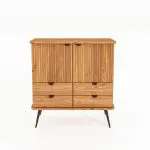 Skjenk KULA i oljet tre med to riflede dører øverst og seks skuffer nederst – løftet på slanke svarte metalben.