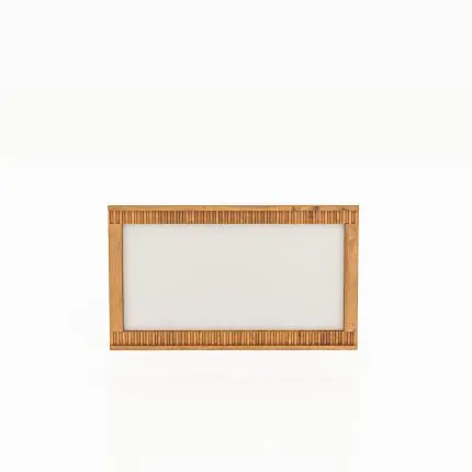 Speil KULA med ramme i oljet tre og riflede kanter – enkelt og elegant uttrykk.