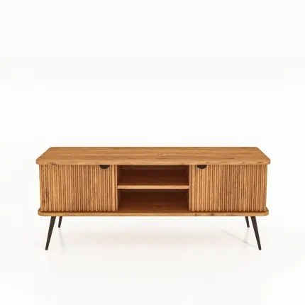 TV-benk KULA i oljet tre, 144 cm bred, med riflede fronter og to åpne hyller i midten – løftet på svarte ben i minimalistisk stil.