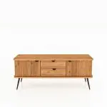 TTV-benk KULA i oljet tre med to riflede dører på sidene og to skuffer i midten – stående på svarte metalben.