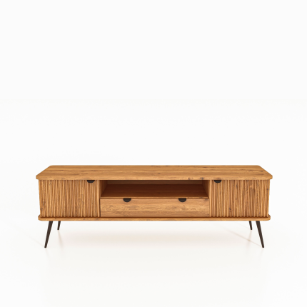 TV-benk KULA i oljet eik med to riflede dører, en stor skuff og et åpent rom – stående på slanke svarte ben i skandinavisk stil.