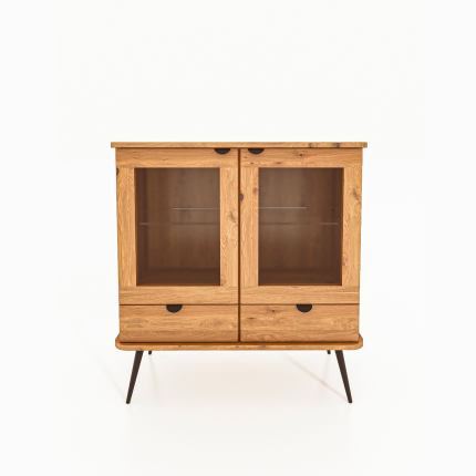 Vitrineskap KULA i oljet eik med to glassdører og to skuffer, stående på slanke svarte ben – ideelt for stue eller spisestue.