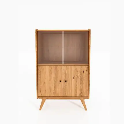 Vitrineskap i oljet tre med to glassdører øverst og to tredører nederst. Elegant og praktisk skap med retroinspirert formspråk.