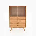 RETRO vitrineskap med glassdører og fire treskuffer. Skapet har skrå ben og er laget i massivt oljet tre med glasshylle i øverste del.