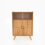 RETRO vitrineskap i massivt tre med glass øverst og fire dører nederst. Designet står på skrå ben og har et varmt, skandinavisk uttrykk.