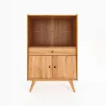 RETRO vitrineskap med treben, øverste glasshylle, midterste skuffe og doble dører nederst. Produsert i massivt oljet tre.