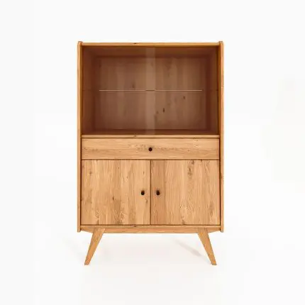 RETRO vitrineskap med treben, øverste glasshylle, midterste skuffe og doble dører nederst. Produsert i massivt oljet tre.