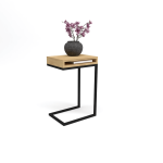 Sidebord GAPPO med svart stålstativ og lys trelook-bordplate. Åpen hylle for oppbevaring og moderne funksjonalitet.