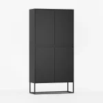 Høyskap med minimalistisk design.