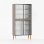 Høyt vitrineskap med glassdører og ben.