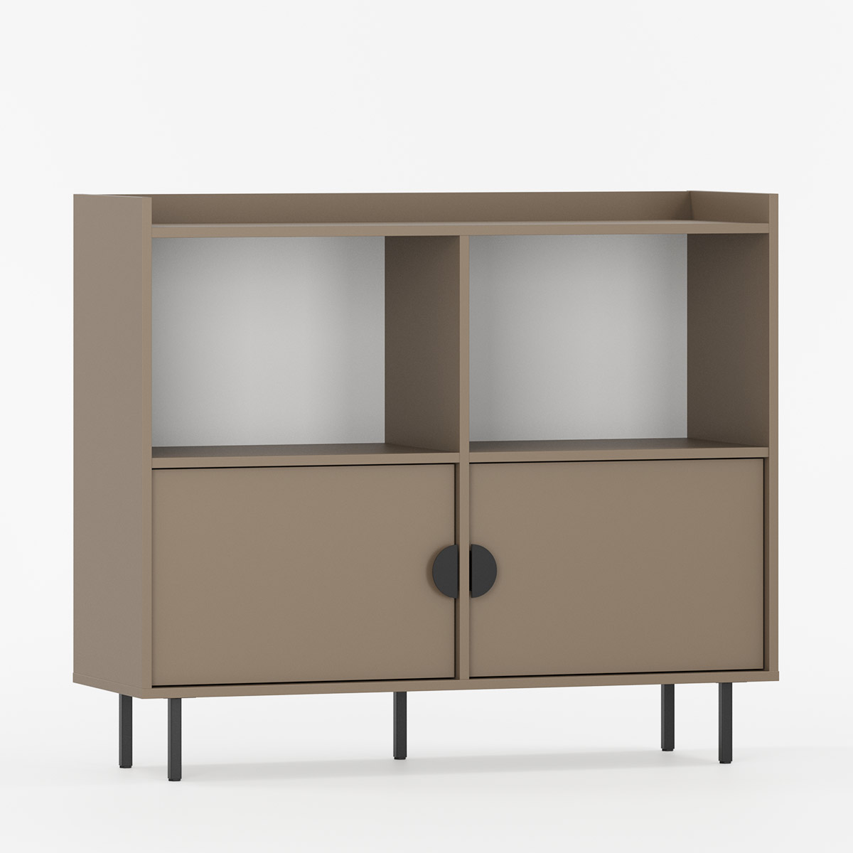 Skjenk SIGI med to åpne rom og to dører – lattefarget med svarte håndtak og ben i svart metall.