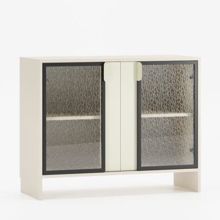 Lav skjenk med to glassdører og midtplassert håndtak i lys beige – LAYERS-kolleksjonen.