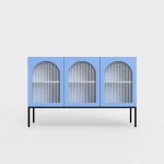 Eksklusiv skjenk med tre glassdører.