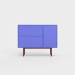 Stilren skjenk med romslig oppbevaring.