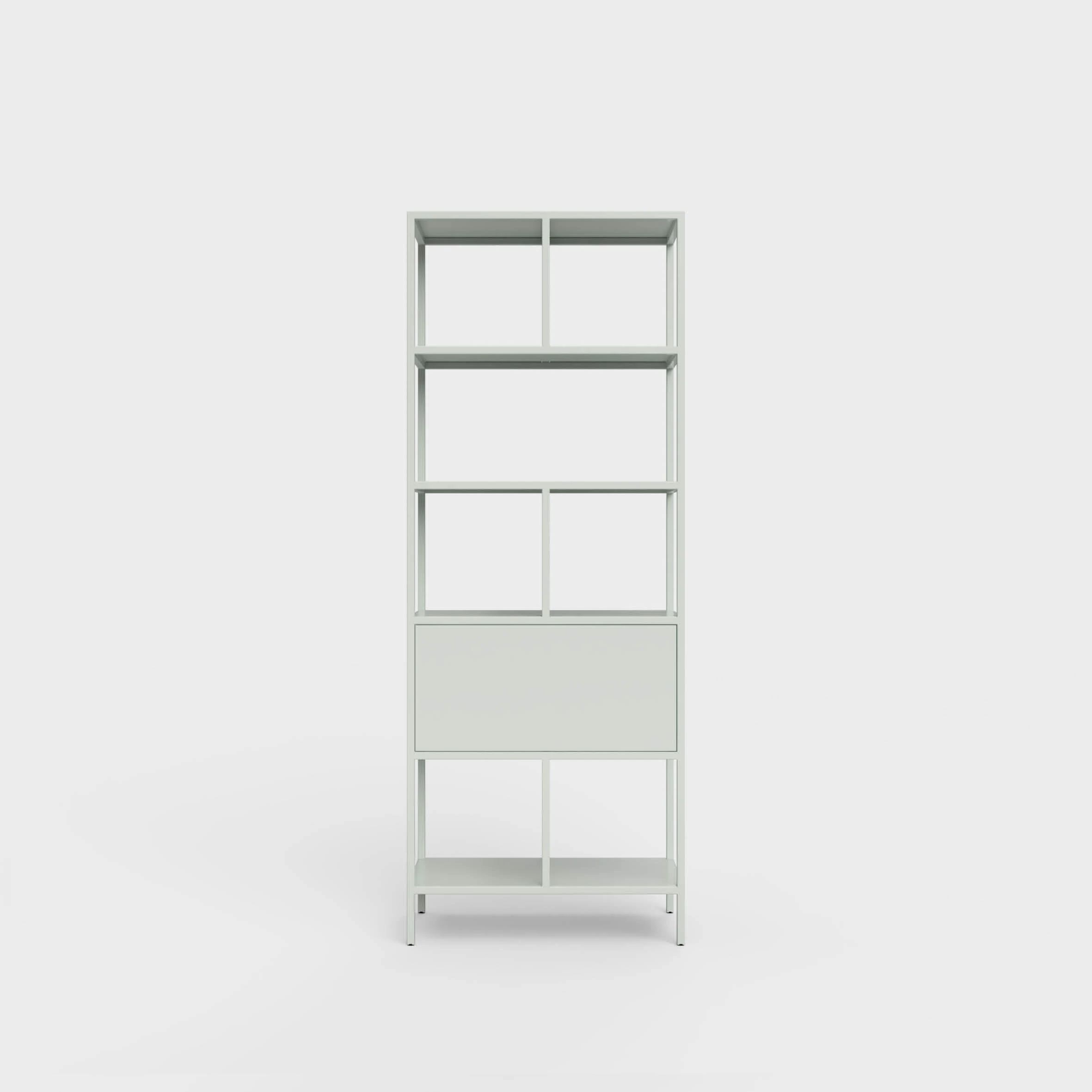 Reol med åpne hyller og dører.