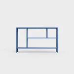 Reol med et unikt, geometrisk design.